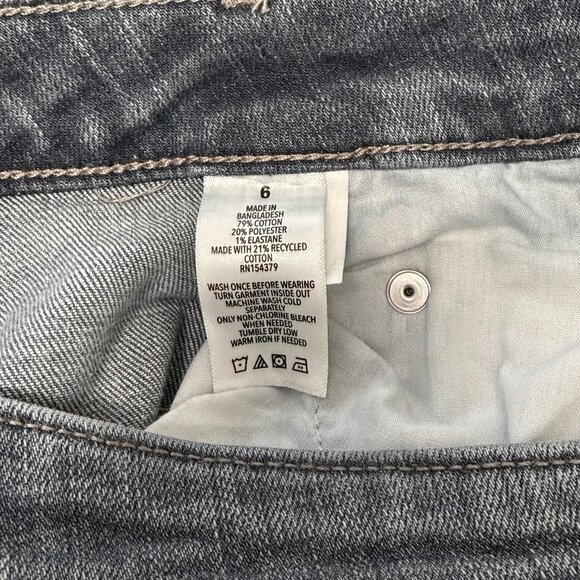 Aeropostale Women's Medium Wash Denim Mid Rise Kick Crop Frayed Hem Jeans, 6 - Picture 9 of 9